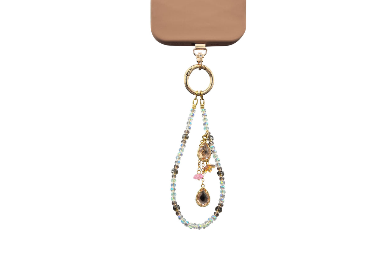Bracelet Ambre Bloomeliya tons ambre, caramel et ivoire, 1re rangée seule sur un téléphone
