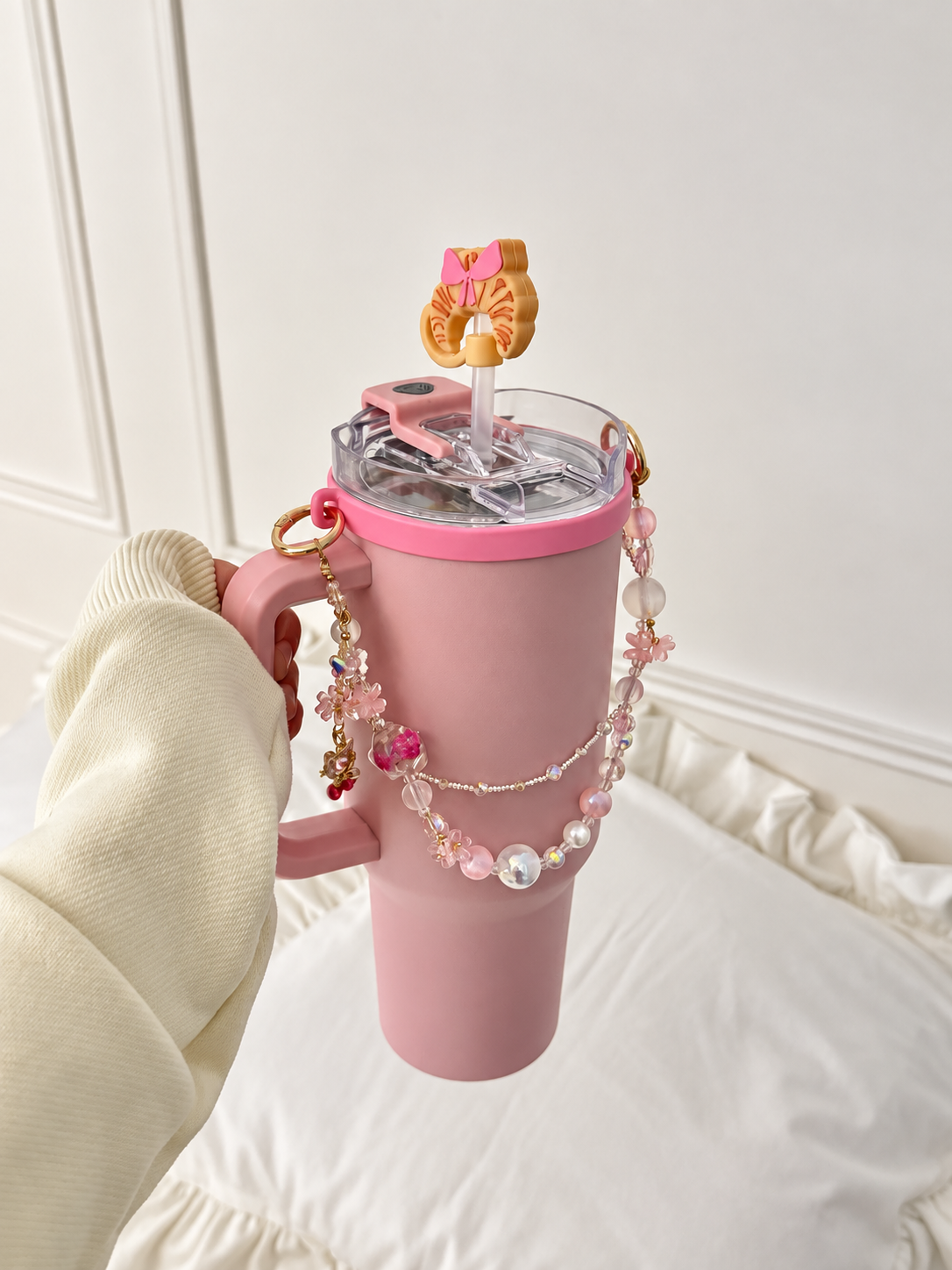 Bracelet Chérie Bloomeliya rose bonbon et perles irisées, accroché à une gourde
