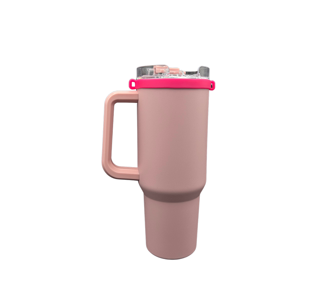 Élastique rose bonbon porté sur une gourde